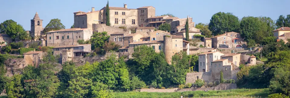 Le village d’Autichamp étagé au-dessus de la verdure