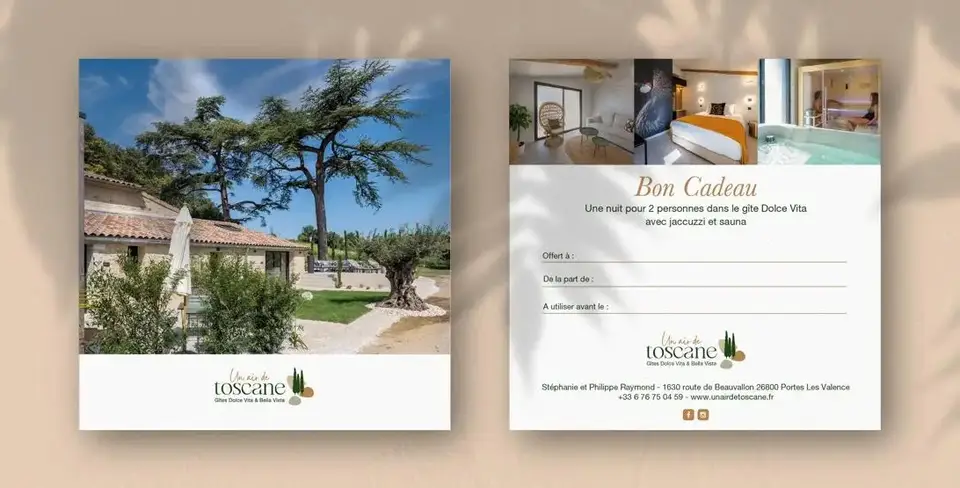 La carte cadeau Un air de Toscane, recto et verso : la maison sous les cèdres, puis la nuit pour deux au gîte Dolce Vita avec jacuzzi et sauna