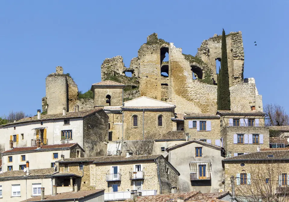 Ruines du château dominant les maisons de Chabrillan