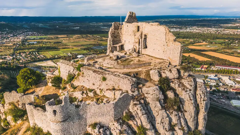 Les ruines du château de Crussol au-dessus de la vallée du Rhône