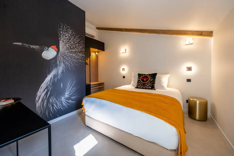 La chambre de Dolce Vita, lit de 160 et fresque d'oiseau au mur