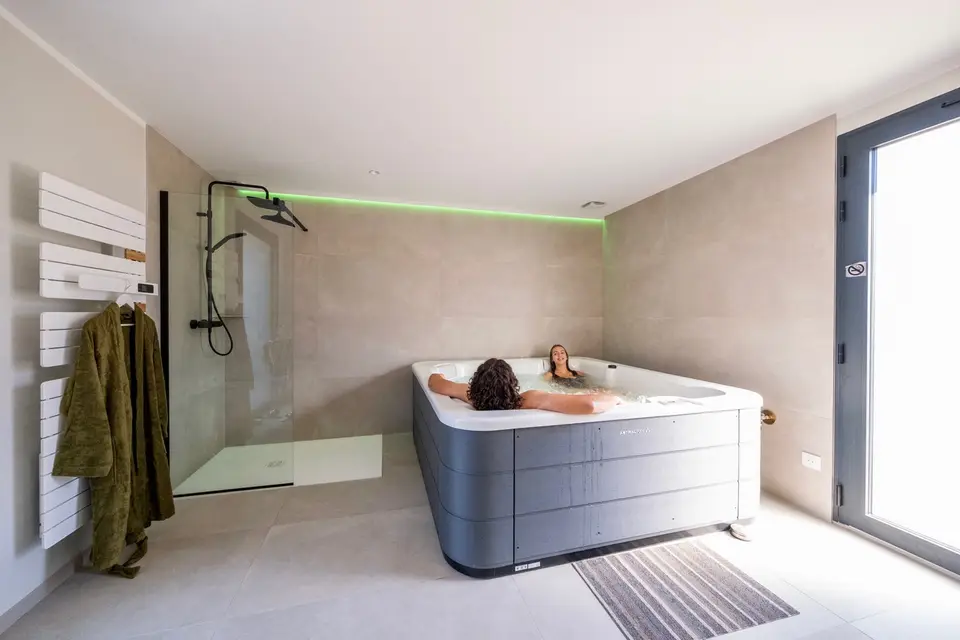 L'espace bien-être privatif de Dolce Vita avec son jacuzzi quatre places