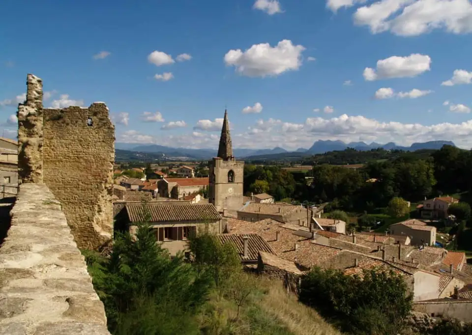 Toits et clocher de Grâne vus depuis les remparts, montagnes à l’horizon