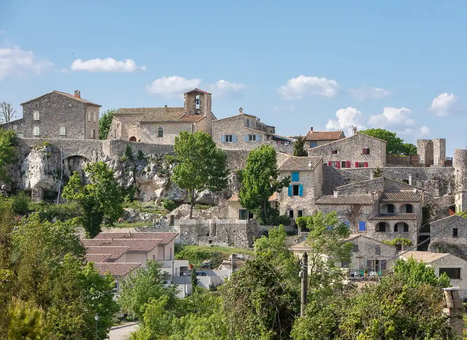 Les maisons en pierre de La Roche-sur-Grane accrochées à la colline
