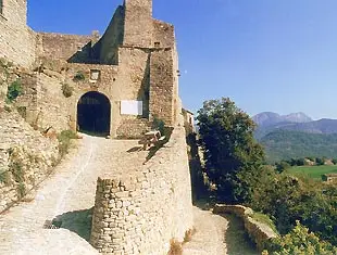 Porte fortifiée et chemin pavé du Poët-Célard