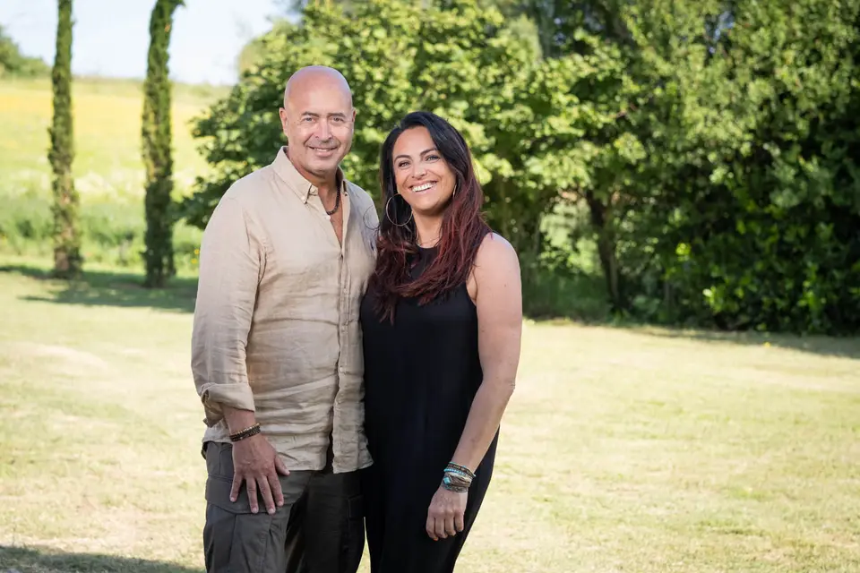 Stéphanie et Philippe Raymond, vos hôtes, dans le jardin de la propriété