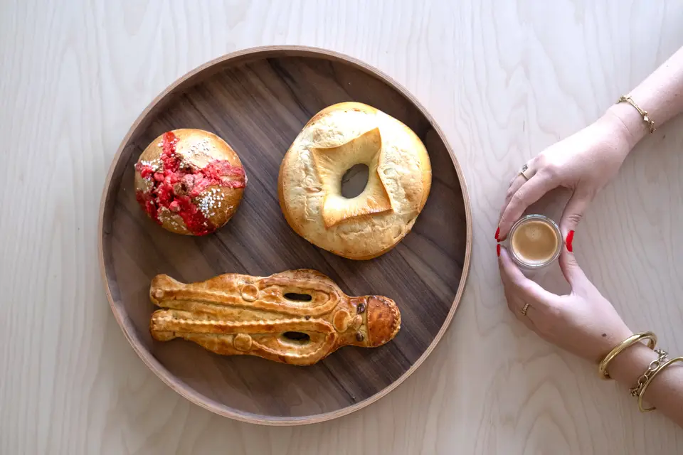 Suisse, pogne et Saint-Genix sur un plateau en bois, à côté d’un café