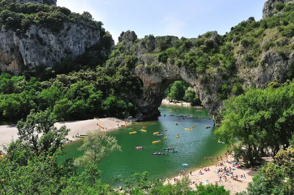 Canoës dans les gorges de l'Ardèche, près de Vallon-Pont-d'Arc