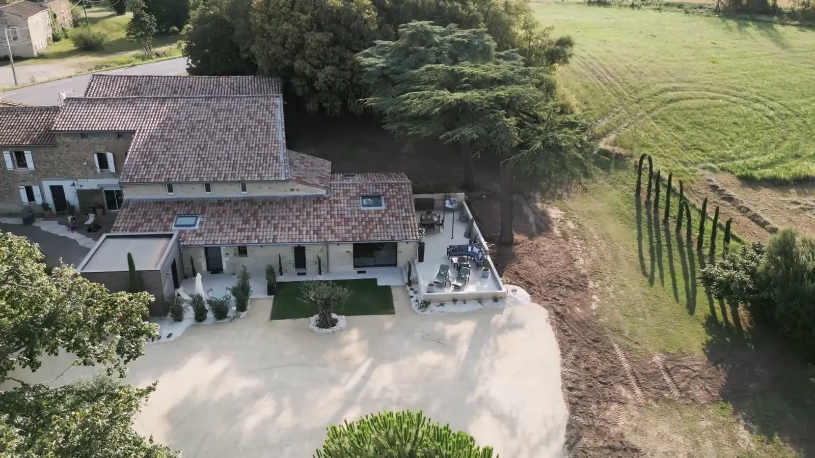 Le domaine Un air de Toscane vu du ciel : la maison en pierre, les deux gîtes, le cèdre et l’allée de cyprès
